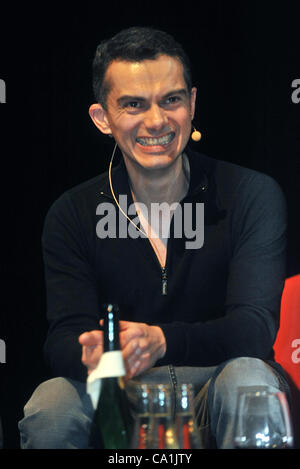 Chorégraphe mexicain Javier Torres est vu lors d'une conversation avec le directeur artistique du Ballet du Théâtre National de Prague Petr Zuska, République tchèque, le 20 mars 2012. (CTK Photo/Stan Peska) Banque D'Images