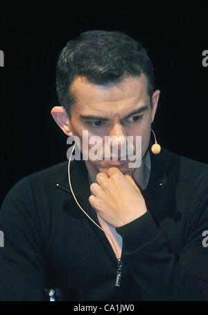 Chorégraphe mexicain Javier Torres est vu lors d'une conversation avec le directeur artistique du Ballet du Théâtre National de Prague Petr Zuska, République tchèque, le 20 mars 2012. (CTK Photo/Stan Peska) Banque D'Images