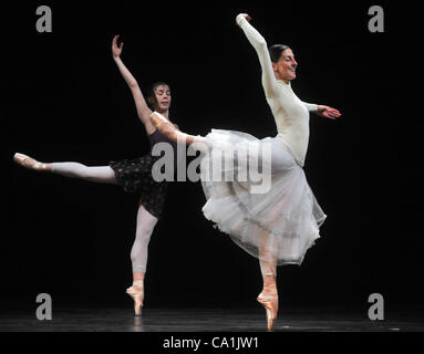 Aperçu de la prochaine première de beauté de sommeil au Théâtre National (ND) est perçu au cours de conversation pittoresque chorégraphe mexicain Javier Torres et directeur artistique du Ballet du Théâtre National de Prague Petr Zuska, République tchèque, le 20 mars 2012. (CTK Photo/Stan Peska) Banque D'Images