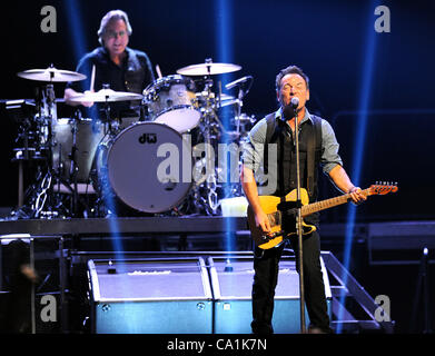 Mar 19, 2012 - Greensboro, North Carolina, USA -musicien Bruce Springsteen et le batteur MAX WEINBERG réalise que Bruce Springsteen & The E Street Band sur scène comme leur 'Wrecking Ball Tour 2012' rend un arrêt au Greensboro Coliseum. Copyright 2012 Jason Moore. (Crédit Image : © Jason Moore/ZUM Banque D'Images