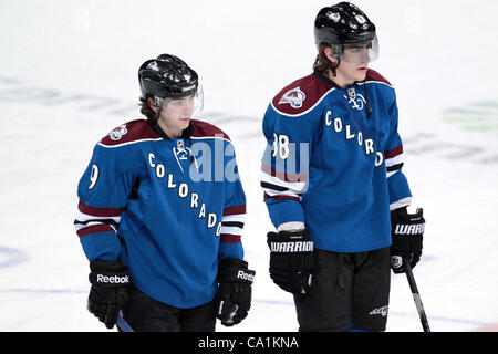 20 mars 2012 - Denver, Colorado, États-Unis - Colorado Avalanche Centre Matt Duchene (9) et l'Avalanche du Colorado aile droite Peter Mueller (88) au cours de l'échauffement. L'Avalanche du Colorado a accueilli les Flames de Calgary au Pepsi Center de Denver, CO (Image Crédit : © Isaiah Downing/Southcreek/ZUMApress. Banque D'Images