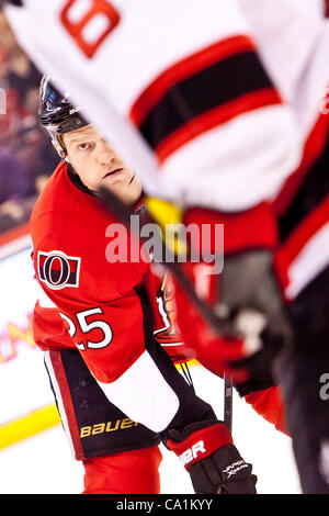 Mar. 20, 2012 - Ottawa, Ontario, Canada - Chris Neil(25) au cours de l'action entre les sénateurs et les diables. (Crédit Image : © Leon Switzer/ZUMAPRESS.com)/Southcreek Banque D'Images