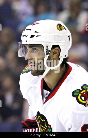 20 mars 2012 - Columbus, Ohio, États-Unis - Le défenseur Johnny Oduya Blackhawks de Chicago (27) s'aligne pour un face-off dans la deuxième période du jeu entre les Blackhawks de Chicago et les Blue Jackets de Columbus au Nationwide Arena, Columbus, Ohio. Chicago a battu Columbus 5-1. (Crédit Image : © Scott Stuart/S Banque D'Images