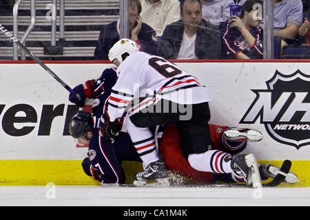 20 mars 2012 - Columbus, Ohio, États-Unis - Blackhawks de Chicago center Andrew Shaw (65) pousse Blue Jackets de Columbus le défenseur Jack Johnson (7) de la glace dans la deuxième période du jeu entre les Blackhawks de Chicago et les Blue Jackets de Columbus au Nationwide Arena, Columbus, Ohio. Chicago a battu Columb Banque D'Images