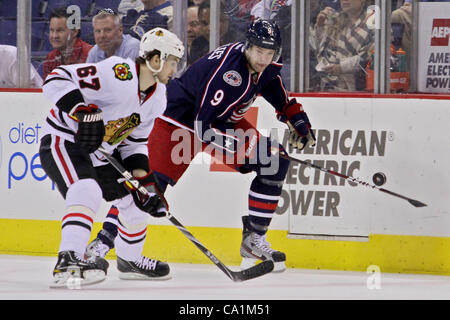 20 mars 2012 - Columbus, Ohio, États-Unis - Columbus Blue Jackets aile gauche Colton Gillies (9) inverse la rondelle sur son bâton en face de l'aile droite des Blackhawks de Chicago Michael Frolik (67) dans la deuxième période du jeu entre les Blackhawks de Chicago et les Blue Jackets de Columbus au Nationwide Arena, Columbus, Banque D'Images