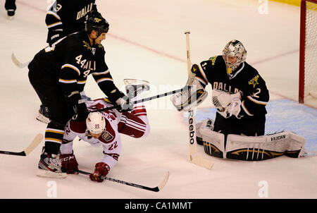 20 mars 2012 - Dallas, Texas, USA - Le 20 mars 2012. Dallas, TX. USA. Dallas Stars Sheldon Souray (L) et le gardien Kari Lehtonen (R) se défendre contre les coyotes avant Daymond Langkow (C) comme le Phoenix Coyotes ont joué les Stars de Dallas en une partie de la Ligue nationale de hockey à l'American Airlines Center. Banque D'Images