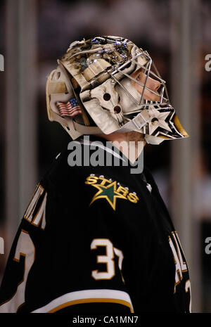 20 mars 2012 - Dallas, Texas, USA - Le 20 mars 2012. Dallas, TX. USA. Le gardien des Stars de Dallas Kari Lehtinen examine le tableau de bord comme les Coyotes de Phoenix a joué les Stars de Dallas en une partie de la Ligue nationale de hockey à l'American Airlines Center. (Crédit Image : © Ralph Lauer/ZUMAPRESS.com) Banque D'Images