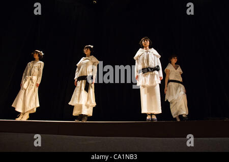 21 mars, 2012, Tokyo, Japon - Les modèles posent sur la passerelle 'porter' fourrures La fourrure au cours de Mercedes-Benz Fashion Week automne/hiver 2012-13 de Tokyo. La Mercedes-Benz Fashion Week Tokyo se déroule du 18 au 24 mars. (Photo Christopher Jue/AFLO) Banque D'Images