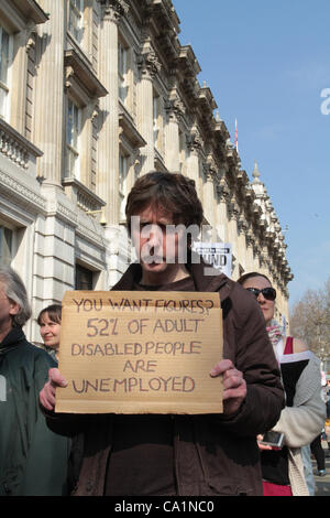 Londres, Royaume-Uni. 21/03/12.UK Uncut les manifestants se sont réunis à l'extérieur de Downing Street . Le Chancelier de l'Echiquier George Osborne a annoncé le budget d'aujourd'hui mercredi 21 mars 2012. Banque D'Images