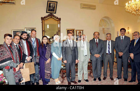 Le Ministre en chef du Sindh, Syed Qaim Ali Shah dans photo de groupe avec la Turquie délégation conduite par le député Burhan Kaya Turk, Président de la Turquie et le Pakistan, au cours de l'amitié interparlementaire réunion au CM Chambre à Karachi le Mercredi, Mars 21, 2012. Le Président de l'assemblée provinciale, Nis Banque D'Images