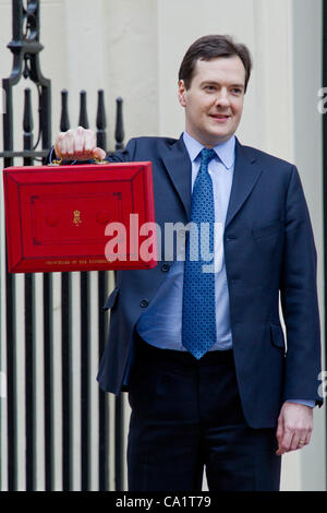 Chancelier de l'Échiquier, George Osborne, député fédéral, et son équipe part Number 11 Downing Street. Le jour du budget, Westminster, Londres, 21 mars 2012. Banque D'Images