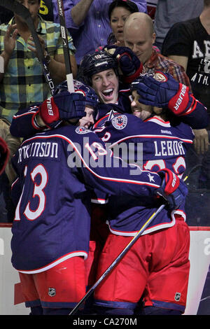23 mars 2012 - Columbus, Ohio, États-Unis - Columbus Blue Jackets aile droite Cam Atkinson (13) et Blue Jackets de Columbus sur Brett Lebda (23) Columbus Blue Jackets félicite aile gauche R.J. Umberger (18) pour son tour du chapeau en troisième période du match entre les Hurricanes de la Caroline et Columbu Banque D'Images