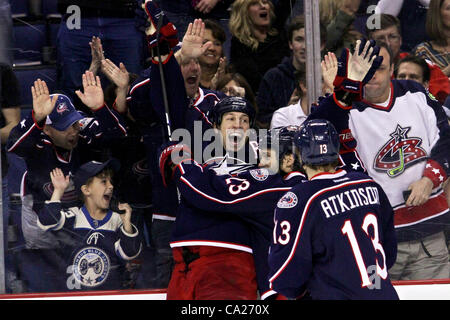 23 mars 2012 - Columbus, Ohio, États-Unis - Columbus Blue Jackets aile gauche R.J. Umberger (18) obtient un tour du chapeau et célèbre avec les Blue Jackets de Columbus aile droite Cam Atkinson (13) et les ventilateurs dans la troisième période du match entre les Hurricanes de la Caroline et les Blue Jackets de Columbus au Nationwide Arena, Co Banque D'Images