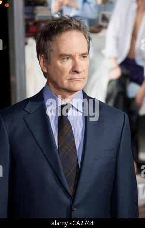 11 janvier 2011 - Westwood, Californie, États-Unis - l'acteur Kevin Kline arrive à la première mondiale de la Paramount sans attaches au Regency Village Theatre. (Crédit Image : © Brandon Parry/ZUMAPRESS.com) Banque D'Images