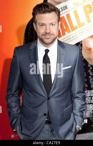 23 février 2011 - Hollywood, Californie, États-Unis - Jason Sudeikis arrive à la première mondiale de Hall Pass au Cinerama Dome d'Hollywood. (Crédit Image : © Brandon Parry/ZUMAPRESS.com) Banque D'Images