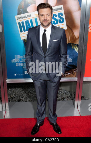 23 février 2011 - Hollywood, Californie, États-Unis - Jason Sudeikis arrive à la première mondiale de Hall Pass au Cinerama Dome d'Hollywood. (Crédit Image : © Brandon Parry/ZUMAPRESS.com) Banque D'Images