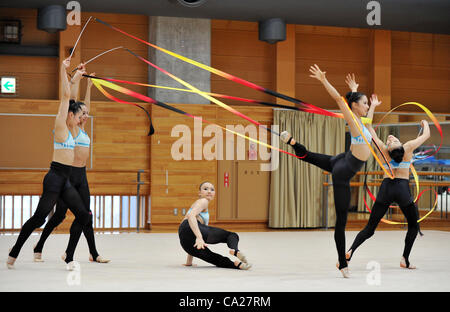 L'équipe nationale du Japon, le 23 mars 2012 - Gymnastique Rythmique Gymnastique Rythmique Japonais : 'FAIRY Équipe Japon POLA' ouvrir la pratique pour appuyer sur le Japon à l'Institut du sport de la science dans l', Japon. Itabashi (Photo de Atsushi Tomura /AFLO SPORT) [1035] Banque D'Images