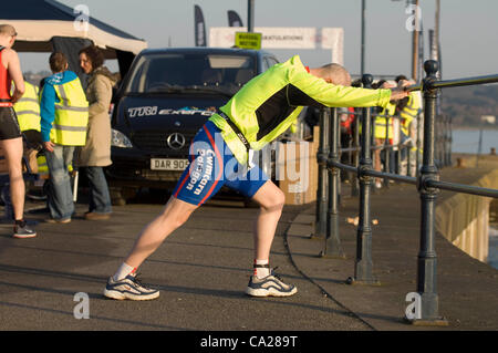 Swansea, Pays de Galles, UK, 24/03/2012 Les concurrents de préchauffage pour l'événement Duathlon Mumbles Swansea tôt ce matin. Le long cours est une dure 5k, 32k vélo et enfin un 5k run. Banque D'Images