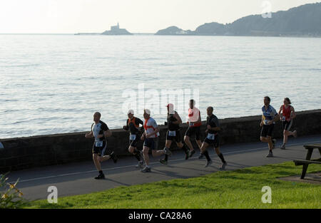 Swansea, Pays de Galles, UK, 24/03/2012 Les concurrents le long de la promenade au soleil pendant l'événement Duathlon Mumbles Swansea tôt ce matin. Le long cours est une dure 5k, 32k vélo et enfin un 5k run. Banque D'Images