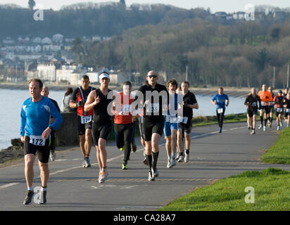 Swansea, Pays de Galles, UK, 24/03/2012 Les concurrents le long de la promenade au soleil pendant l'événement Duathlon Mumbles Swansea tôt ce matin. Le long cours est une dure 5k, 32k vélo et enfin un 5k run. Banque D'Images