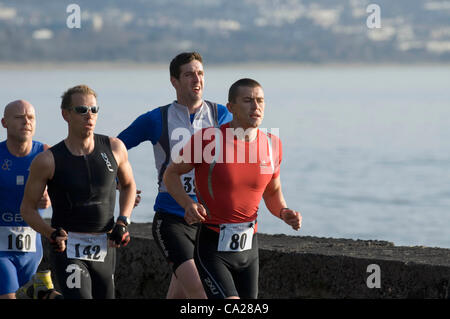 Swansea, Pays de Galles, UK, 24/03/2012 Les concurrents le long de la promenade au soleil pendant l'événement Duathlon Mumbles Swansea tôt ce matin. Le long cours est une dure 5k, 32k vélo et enfin un 5k run. Banque D'Images