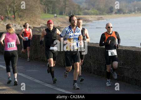 Swansea, Pays de Galles, UK, 24/03/2012 Les concurrents le long de la promenade au soleil pendant l'événement Duathlon Mumbles Swansea tôt ce matin. Le long cours est une dure 5k, 32k vélo et enfin un 5k run. Banque D'Images