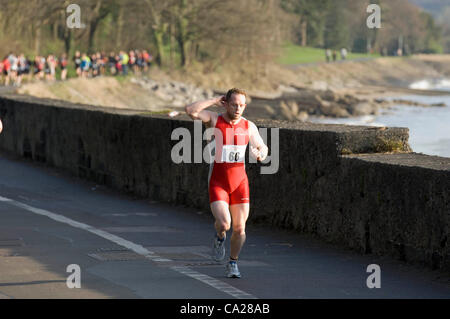 Swansea, Pays de Galles, UK, 24/03/2012 Les concurrents le long de la promenade au soleil pendant l'événement Duathlon Mumbles Swansea tôt ce matin. Le long cours est une dure 5k, 32k vélo et enfin un 5k run. Banque D'Images