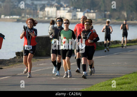 Swansea, Pays de Galles, UK, 24/03/2012 Les concurrents le long de la promenade au soleil pendant l'événement Duathlon Mumbles Swansea tôt ce matin. Le long cours est une dure 5k, 32k vélo et enfin un 5k run. Banque D'Images