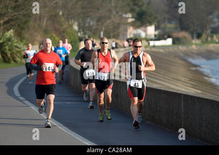 Swansea, Pays de Galles, UK, 24/03/2012 Les concurrents le long de la promenade au soleil pendant l'événement Duathlon Mumbles Swansea tôt ce matin. Le long cours est une dure 5k, 32k vélo et enfin un 5k run. Banque D'Images