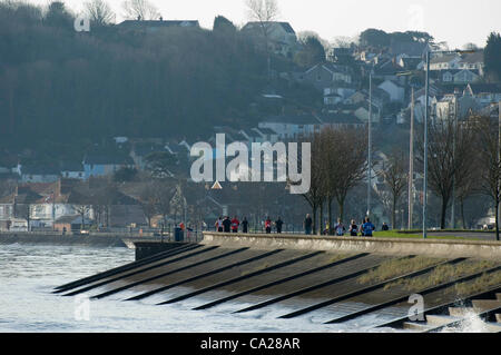 Swansea, Pays de Galles, UK, 24/03/2012 Les concurrents le long de la promenade au soleil pendant l'événement Duathlon Mumbles Swansea tôt ce matin. Le long cours est une dure 5k, 32k vélo et enfin un 5k run. Banque D'Images