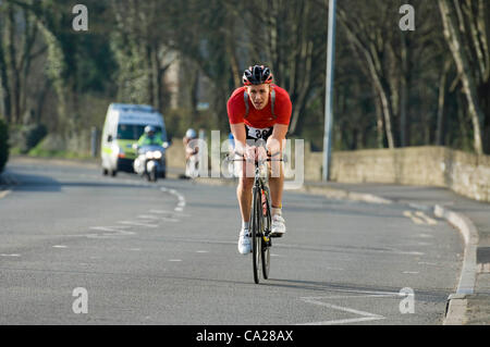 Swansea, Pays de Galles, UK, 24/03/2012 Concurrents à vélo dans le Mumbles Swansea en événement Duathlon tôt ce matin. Le long cours est une dure 5k, 32k vélo et enfin un 5k run. Banque D'Images