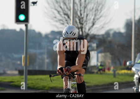 Swansea, Pays de Galles, UK, 24/03/2012 Concurrents à vélo dans le Mumbles Swansea en événement Duathlon tôt ce matin. Le long cours est une dure 5k, 32k vélo et enfin un 5k run. Banque D'Images