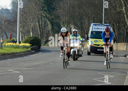 Swansea, Pays de Galles, UK, 24/03/2012 Concurrents à vélo dans le Mumbles Swansea en événement Duathlon tôt ce matin. Le long cours est une dure 5k, 32k vélo et enfin un 5k run. Banque D'Images