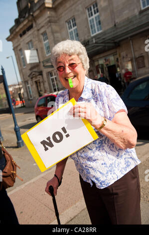 24/3/2012, Aberystwyth, UK. Un groupe de retraités et des sympathisants pour protester contre la fermeture et la démolition d'Aberystwyth, Centre de jour, en se promenant dans le centre de la ville. Le conseil local se propose de reloger le centre de jour dans un nouvel emplacement et à réaménager le site comme un Tesco Banque D'Images