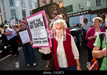 24/3/2012, Aberystwyth, UK. Un groupe de retraités et des sympathisants pour protester contre la fermeture et la démolition d'Aberystwyth, Centre de jour, en se promenant dans le centre de la ville. Le conseil local se propose de reloger le centre de jour dans un nouvel emplacement et à réaménager le site comme un Tesco Banque D'Images