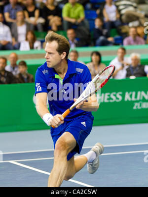 ZURICH, SUISSE - 24 mars : Stefan Edberg joue au tennis en finale du BNP Paribas Open Champions Tour Carlos Moya aganinst à Zurich, en Suisse le 24 mars 2012. Il a perdu le match pour des raisons médicales. Banque D'Images