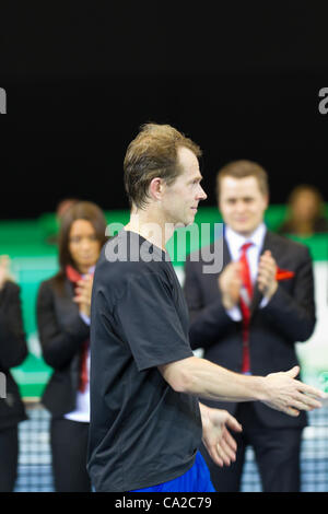 ZURICH, SUISSE - 24 mars : Stefan Edberg reçoit un trophée pour 2. place en finale du BNP Paribas Open Champions Tour Carlos Moya aganinst à Zurich, en Suisse le 24 mars 2012. Banque D'Images