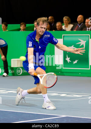 ZURICH, SUISSE - 24 mars : Stefan Edberg joue au tennis en finale du BNP Paribas Open Champions Tour Carlos Moya aganinst à Zurich, en Suisse le 24 mars 2012. Il a perdu le match pour des raisons médicales. Banque D'Images