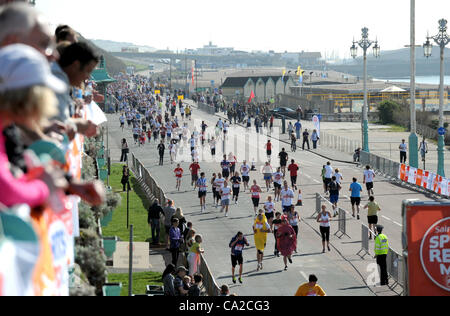 Les coureurs qui participent à l'allégement sports Sainsbury's Mile sur le front de mer de Brighton Mars 2012 Banque D'Images