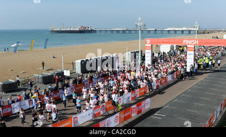 Brighton, UK. 25 mars, 2012. Les coureurs qui participent à l'allégement sports Sainsbury's Mile sur le front de mer de Brighton l'événement aujourd'hui Banque D'Images