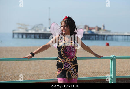Brighton, UK. 25 mars, 2012. Artiste Sonia Canals s'habille pour le soleil aujourd'hui sur le front de mer de Brighton Banque D'Images