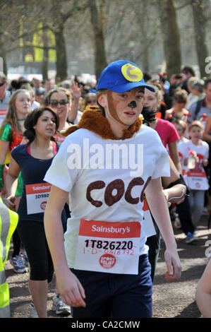 Londres 25/3/12. Sport Relief 2012 Sainsbury's Mile Run dans le centre de Londres, les concurrents participent à l'organisme de bienfaisance courir le long du Mall près de Buckingham Palace. Banque D'Images