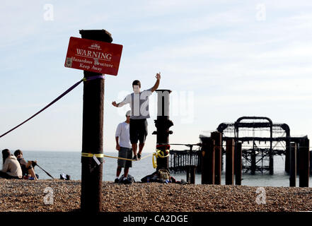 Tightrope walking par la Jetée ouest sur le front de mer de Brighton UK Banque D'Images