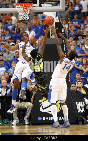 25 mars 2012 - Atlanta, GA, USA - Kentucky Wildcats avant Terrence Jones (3) a bloqué un tir de Baylor Bears guard Pierre Jackson (55) au Kentucky Wildcats avant Michael Kidd-Gilchrist (14) également défendu comme l'Université du Kentucky a joué l'université Baylor dans le sud de la NCAA final régional pl Banque D'Images