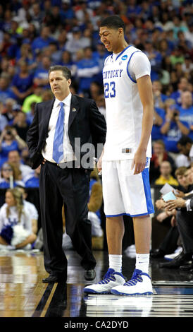 25 mars 2012 - Atlanta, GA, USA - Kentucky Wildcats Anthony Davis (23) fit une grimace avant de revenir dans le jeu après une blessure à l'Université du Kentucky a joué dans la NCAA de l'Université de Baylor finale régionale du Sud a joué dans le Georgia Dome d'Atlanta, Ga., Dimanche 25 Mars, 2012. C'est se Banque D'Images