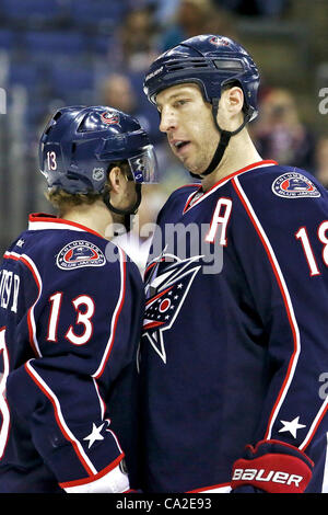 25 mars 2012 - Columbus, Ohio, États-Unis - Columbus Blue Jackets aile gauche R.J. Umberger (18) a quelques mots avec Columbus Blue Jackets aile droite Cam Atkinson (13) avant un face à face dans la première période du jeu entre les Oilers d'Edmonton et les Blue Jackets de Columbus au Nationwide Arena, Columbus, Ohi Banque D'Images