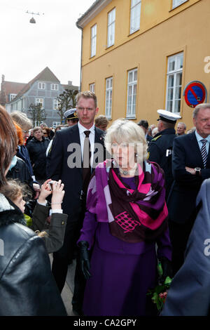 Lundi 26 mars, 2012 - Elseneur, Danemark. Le Prince Charles et la duchesse de Cornouailles en visite officielle au Danemark. Le Prince Charles et Camilla, marchait dans les rues historiques d'Elseneur. Ici, sur la rue Sainte Anne. Banque D'Images
