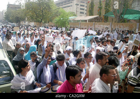 Jinnah Post Graduate Medical Center (CMPS) étudiants infirmiers protestent en faveur de leurs revendications au cours de la démonstration à Karachi le lundi 26 mars 2012. Banque D'Images