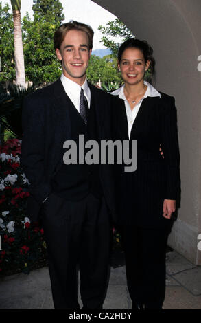 Le 6 janvier 1998 - Hollywood, Californie, États-Unis - K11019FB.JAMES VAN DER BEEK & Katie Holmes.WB Winter Press Tour, Pasadena, CA. 01/06/1998 Crédit : Images(Â© Fitzroy Barrett/Globe Photos/ZUMAPRESS.com) Banque D'Images