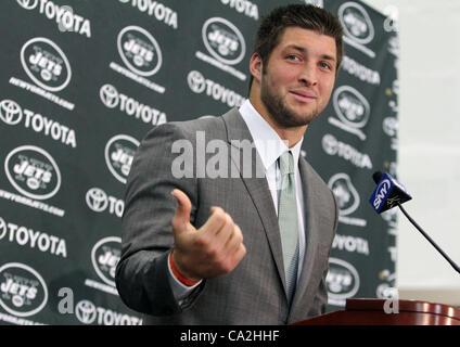 Le 26 mars 2012 - Florham Park, New York, États-Unis - Football player TIM TEBOW assiste à une conférence de presse où il a répondu à des questions au sujet de son nouveau statut d'un back-up pour le quart-arrière des jets de New York a tenu à l'Atlantic Jet Santé Centre de formation. (Crédit Image : © Kaszerman ZUMAPRESS.com)/Nancy Banque D'Images